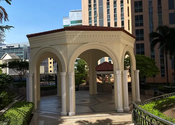 Stunning 1br With Balcony Facing Grand Canal View *
